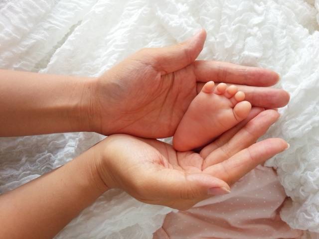 赤ちゃんの足と母親の手 - No: 1840879｜写真素材なら「写真AC」無料（フリー）ダウンロードOK (128719)