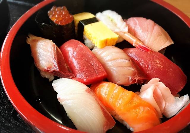 刺身やお寿司は何歳から 生魚を食べられる年齢と注意点 Chiik