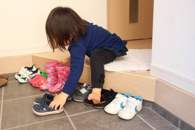 玄関で自分の靴を並べる子供2 - No: 1450540｜写真素材なら「写真AC」無料（フリー）ダウンロードOK (134673)