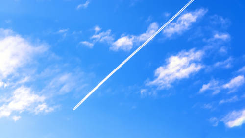 飛行機雲はなぜできる？子どもへの説明方法や機種別の雲の本数 - Chiik ...