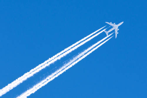 飛行機雲はなぜできる 子どもへの説明方法や機種別の雲の本数 Chiik