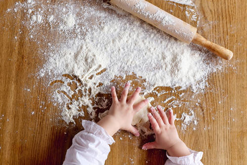 簡単 小麦粉粘土の作り方 子どもと一緒に手作りしよう Chiik チーク 乳幼児 小学生までの知育 教育メディア