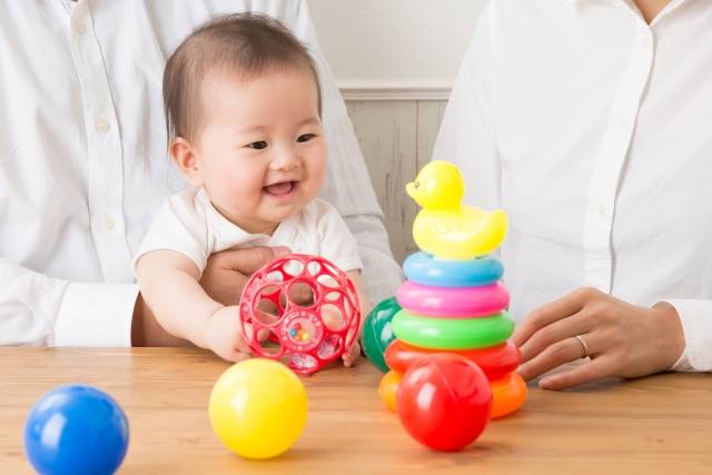 おもちゃで遊ぶ赤ちゃん（笑顔） - No: 1381662｜写真素材なら「写真AC」無料（フリー）ダウンロードOK (143970)